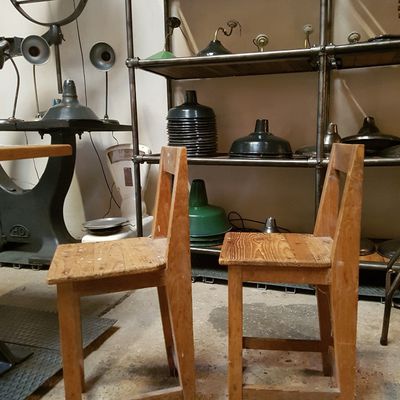 ANCIENNES CHAISES EN BOIS - DANS L'ESPRIT JEAN PROUVÉ / PIERRE JEANNERET / CHARLOTTE PERRIAND :