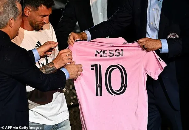 Les douanes argentines révèlent qu'elles ont saisi au moins 250 faux maillots de l'Inter Miami de Lionel Messi alors qu'une femme est surprise en train d'en faire passer 50 dans ses bagages.