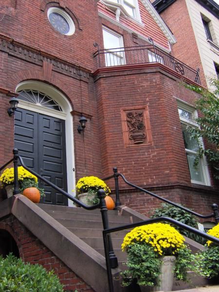 Tout au long de mon s&eacute;jour, je vois les maisons se v&ecirc;tir de costumes diff&eacute;rents... Halloween, Thanksgiving, No&euml;l. Voil&agrave; qui occupe les petits (et les grands !).<br/>
<br/>
En octobre, les maisons washingtoniennes se parent de leurs plus beaux atours : toiles d'araign&eacute;es, squelettes d&eacute;sarticul&eacute;s, citrouilles grima&ccedil;antes et autres sorci&egrave;res accroch&eacute;es aux arbres... Halloween n'est pas loin. Quelques jours avant le 31, d'ai