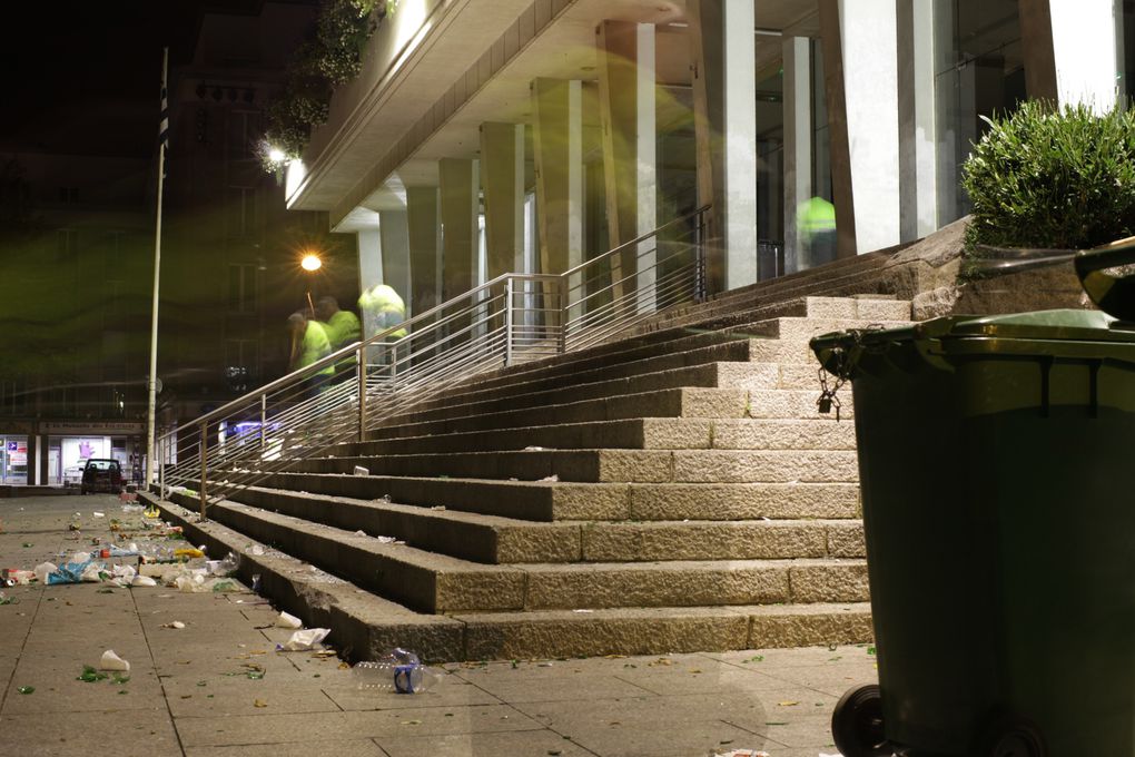 Lendemains-difficiles au centre-ville de Brest : comme plusieurs fois par semaines maintenant, les "étudiants" ont cassé leurs bouteilles d'alcool sur les marches de l'hôtel de ville.