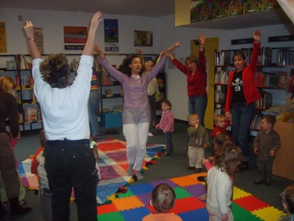 Tendres et amusants moments à partager en famille ou avec sa classe. Petits et grands participent activement aux comptines et jeux. Plaisir et rires GARANTIS !!!