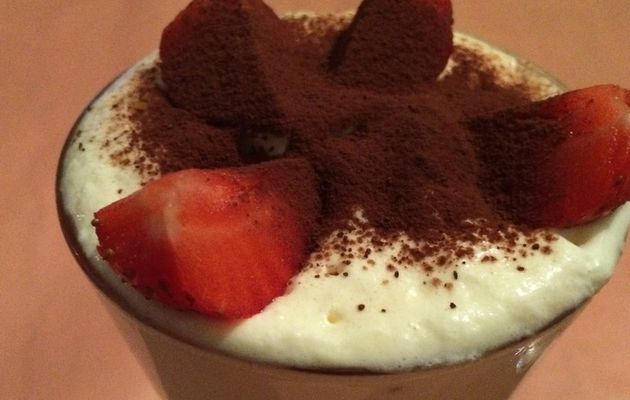 Tiramisu à la vanille, fraises et ses biscuits cuillères nappé de chocolat