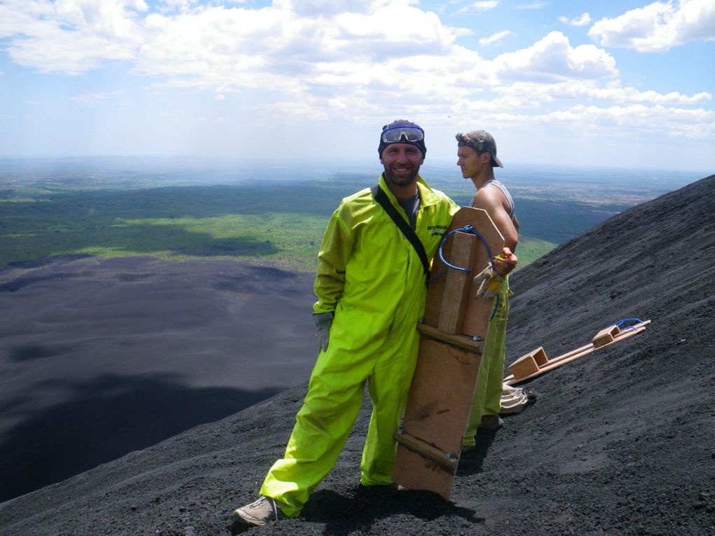 Le Cerro Negro est un des nombreux volcans qui entourent la ville de Leon, un cône parfait recouvert de sable noir. Rapide ascension à pied en 45 min avec la planche sur le dos, puis on admire la vue à 360°C au sommet - splendide!- avant de redes