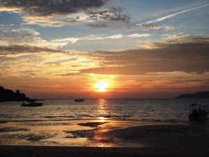 Et comme on est des warriors avec Vivi, on a mis le réveil à 6h30 un matin, pour voir le lever de soleil depuis la plage, orientée pleine Est