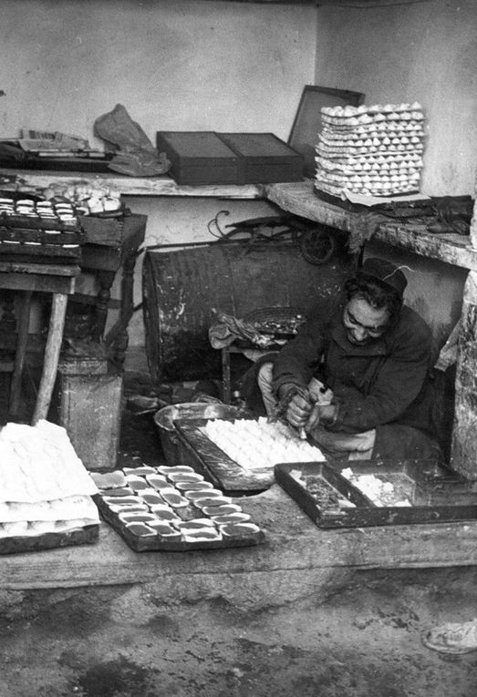 Marchand d'objets en cuivre et le pâtissier - Marrakech 1950.
