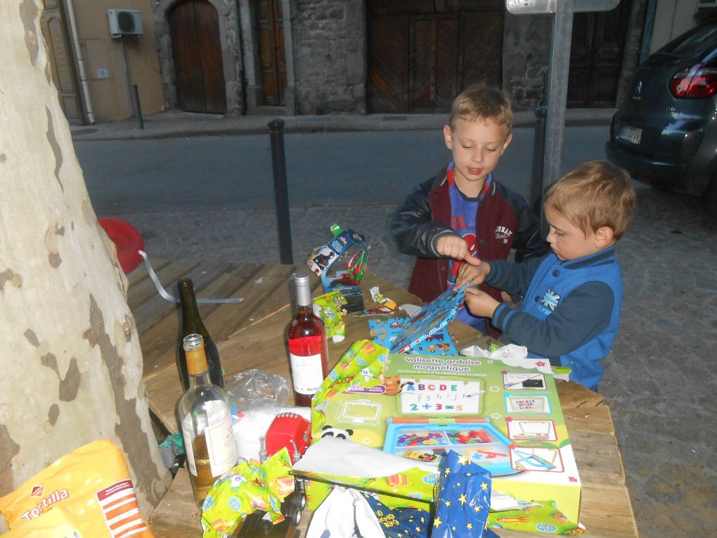 Table improvisée, banc, lieu de rencontres, anniversaires, les usages sont multiples et à inventer