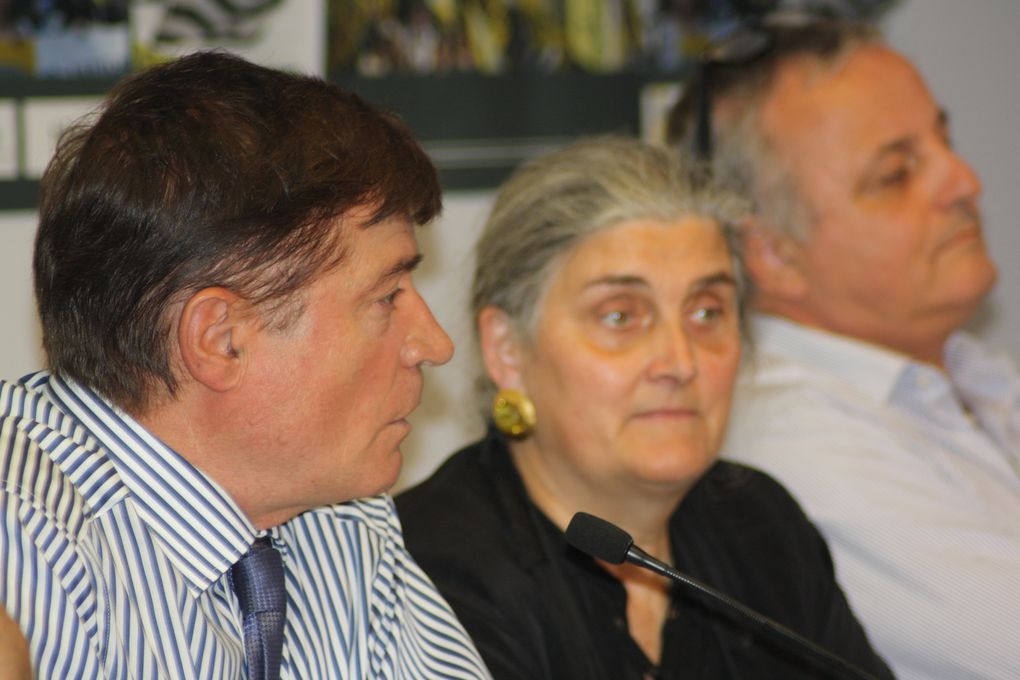 Photos de la conférence-débat organisée par Régions et Peuples solidaires dans la grande salle de la Manufacture des Tabacs de Nantes, le 19 septembre 2013.