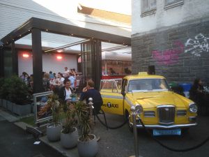 Une des rues dans lesquelles je voulais particulièrement repasser durant ma balade du soir, parce que ça m'avait marqué : partout, des restaurants à l'américaine ! Apparemment il n'y en avait qu'un seul avant, mais il a eu tellement de succès que d'autres sont venus s'installer autour avec le temps. À la base je comptais essayer de manger ici, mais à 22€ le hamburger non merci ! L'ambiance est plutôt sympa par contre, avec de la musique dans la rue, tout ça...