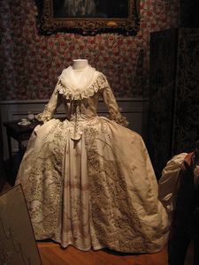 Ancienne robe de soie. Par Aurelie Chaumat — Travail personnel, Domaine public, https://commons.wikimedia.org/w/index.php?curid=1812158