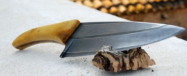 Couteaux de cuisine en acier damas à tranchant rapporté. Le manche est en buis et poirier. Couteaux conçus et fabriqués par Boris Klein dans son atelier d'Art.