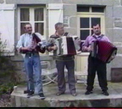 Cabrette & Accordeons sur le perron du Cerisous.