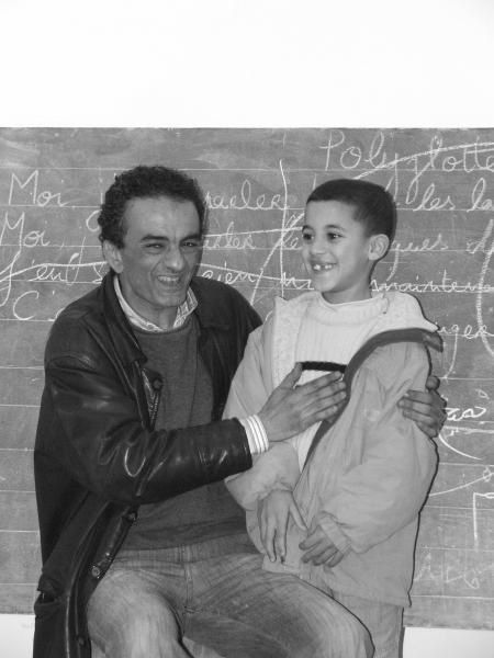 <p><strong><em>Ecole Hay Ziani</em></strong></p>
<p>Voici les photos de nos ateliers dans l'&eacute;cole Ziani d'A&iuml;n Beni Mathar! D'autres photos montrent les classes, les &eacute;l&egrave;ves, et l'&eacute;cole.</p>
<p>La premi&egrave;re s&eacute;rie de dessins s'inscrit dans le cadre de nos ateliers avec les enfants.La s&eacute;rie de dessins qui suit est constitu&eacute;e de dessins faits par les enfants de l'&eacute;cole Ziani pour nous souhaiter la bienvenue!</p>
<p>&nbsp;</p>
<p><