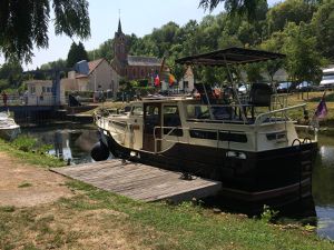  Nous partons pour la traditionnelle fête de l'anguille, en boat bien-sur, afin d’éviter la circulation routière mais, à notre arrivée pas de ponton de libre donc nous nous sommes amarré à la berge.Nous avons dégusté une petite moules frites du domaine des petits bouchons de Benoit et Stéphanie.     