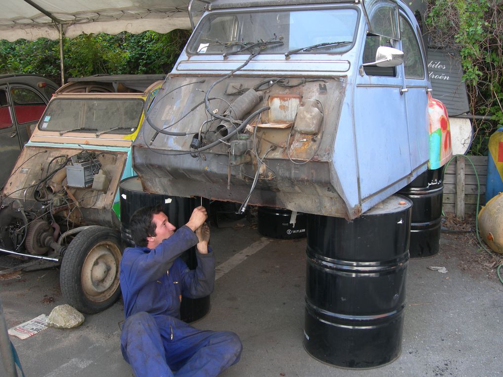 Une semaine au garage Pierre pour débuter la construction la voiture dans laquelle nous allons parcourir 50 000 km!