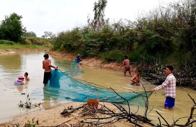 Partie de pêche à Sisaket en Isan 