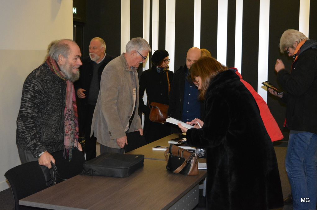 Conférence tenue par Pierre Demolon, Roger Facon et Serge Ottaviani sur le reliquaire en plomb contenant le coeur d'Anne de Lens et séance de dédicaces du livre "Le Maître du Saing-Sang" (Abysses Editions) dans l'auditorium du musée Arkéos de Douai - Photos : 2 décembre 2017.