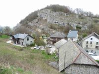 Un point de vue depuis le chemin de crête. Les prairies de la Chambotte et l'arrivée au village.