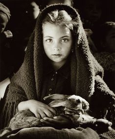 'La petite fille au lapin', Jean Dieuzaide.