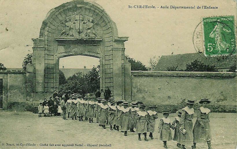 Photos du bombardement de juin 1944, de la chapelle Sainte Thérèse (Epi d'Or) et de l'Asile Départemental de l'Enfance qui est maintenant remplacé par le quartier neuf de l'Abbaye.