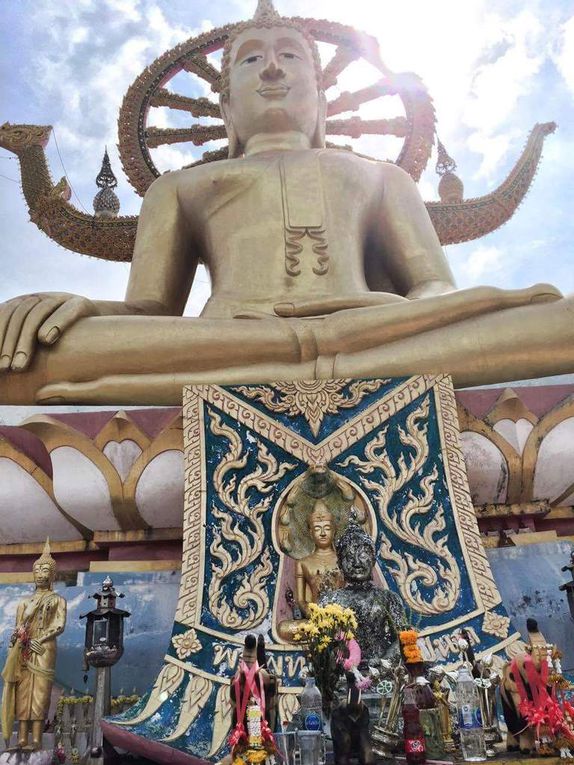 Le lendemain, nous partons visiter le Big Bouddha au Nord de l'île. Oui, oui, je sais c'est au moins le 5ème Big Bouddha qu'on visite en Thaïlande, mais on n'y peut rien s'ils ont tous le même nom ! Celui-ci est doré, joli, comme tous ceux qu'on a pu voir jusqu'à présent.
