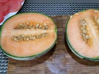 1 - Coupez la pastèque en disques assez fins. Réalisez dans les tranches de pastèque des découpes en forme de fleurs à l'aide d'une emporte-pièces (2 par personne). Coupez et retirez les pépins du melon, détaillez-le en tranches pour pouvoir réaliser des petits disques avec un emporte-pièces rond. Lavez, équeutez et coupez les fraises en fines lamelles dans la hauteur.  