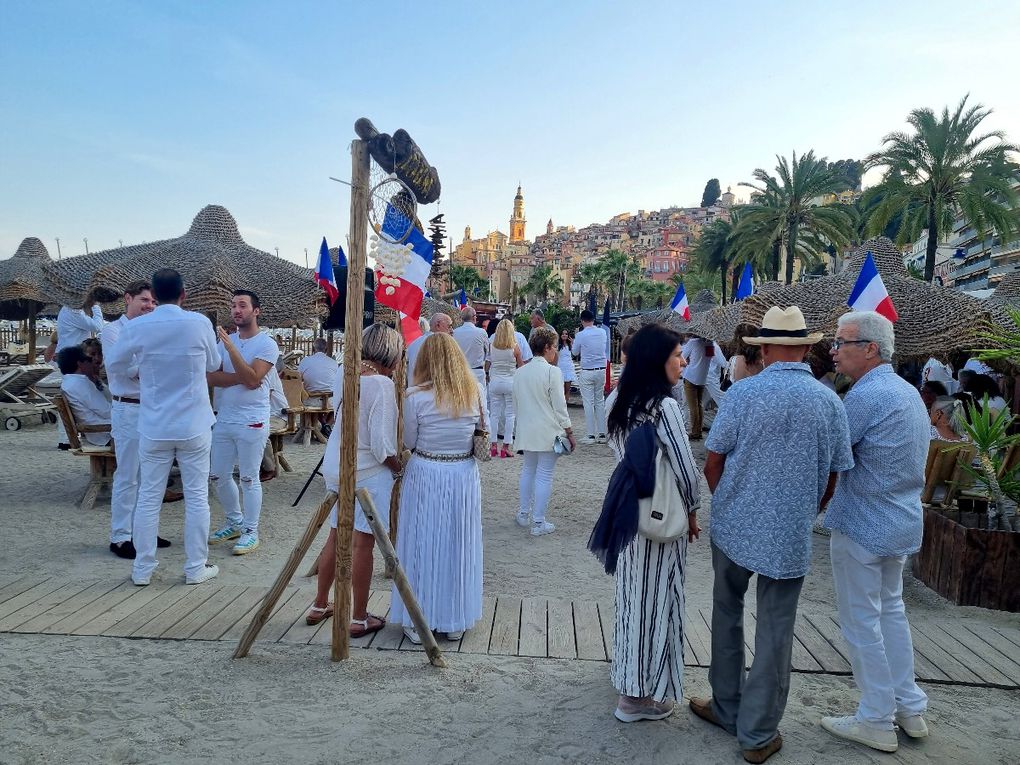 LE CURIEUX ARBRE BOUTEILLE DE MENTON