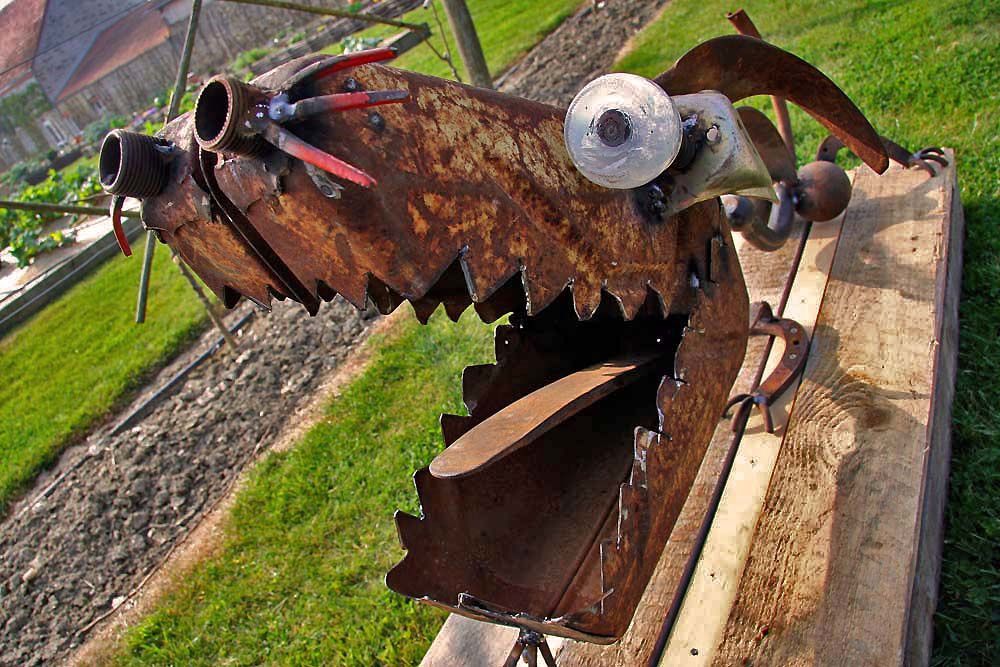 Les oeuvres du Métalo-déchéticien Christian Champin exposées dans le jardin de l'auberge de la Fontaine aux Bretons à Pornic - d'Avril à Août 2009 