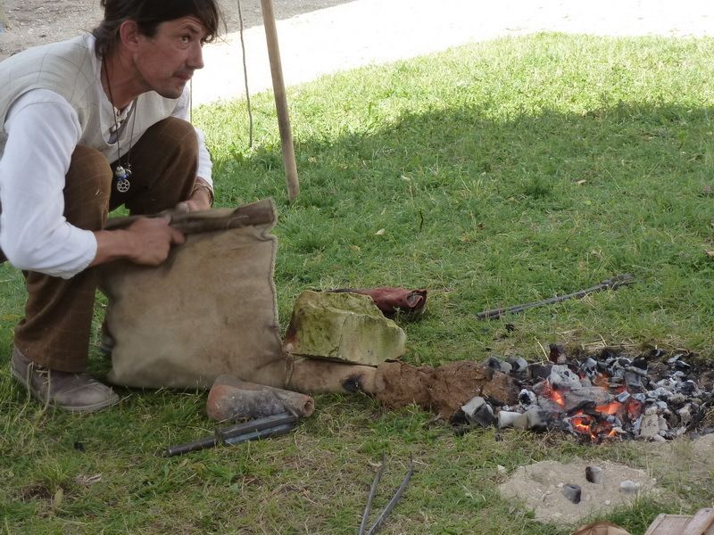 Gros plans sur les gestes de l'artisan et de l'apprenti