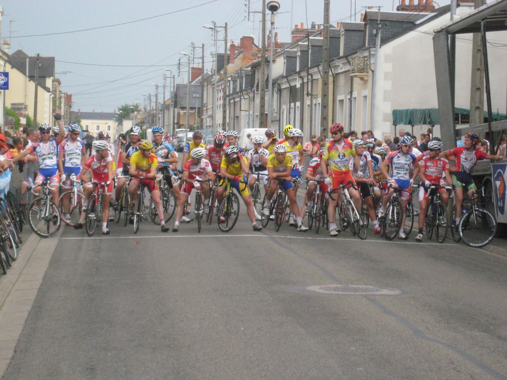 Le vendredi 2 juillet 2010 à Château du Loir, s’est déroulé le 43ème Critérium, organisé par le Coc Cyclisme.Bruno Teillet (2ème) – Kévin Brault (1er) – Baptiste Médard (3ème) et 1er junior – Wilfried Réthoré ( 1er au classement