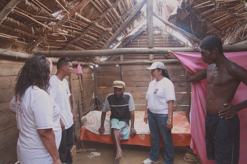 Les membres de l'Association Fitia à Ankiembe, Toliara, pour venir en aide aux sinistrés du cyclone Haruna. Photos: Harilala Randrianarison