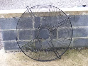 grande grille de ventilateur ancien    diametre 85cm                 45€