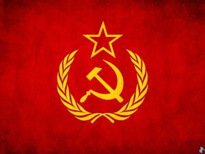 La faucille et le marteau, symboles emblématiques de l'URSS. Deuxième image : les armoiries de l'URSS, avec la devise de Karl Marx traduite en quinze langues. Source des images : Wikipédia