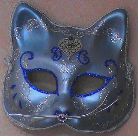 Masques entièrement réalisé a la main ,fait en plâtre et céramique,peint,décoré de jolis tissus ,ganses ,perles et bijoux