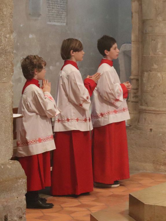 Messe du 2e Dimanche de Pâques et de la Miséricorde. Apéritif offert par Nicolas et Mathilde. Repas en famille à la cure.