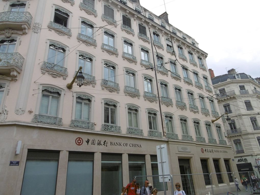 Petit bouchon lyonnais - Mairie place des Terraux - Fontaine Bartholdi à Lyon - Théâtre de Lyon - Banque de Chine !