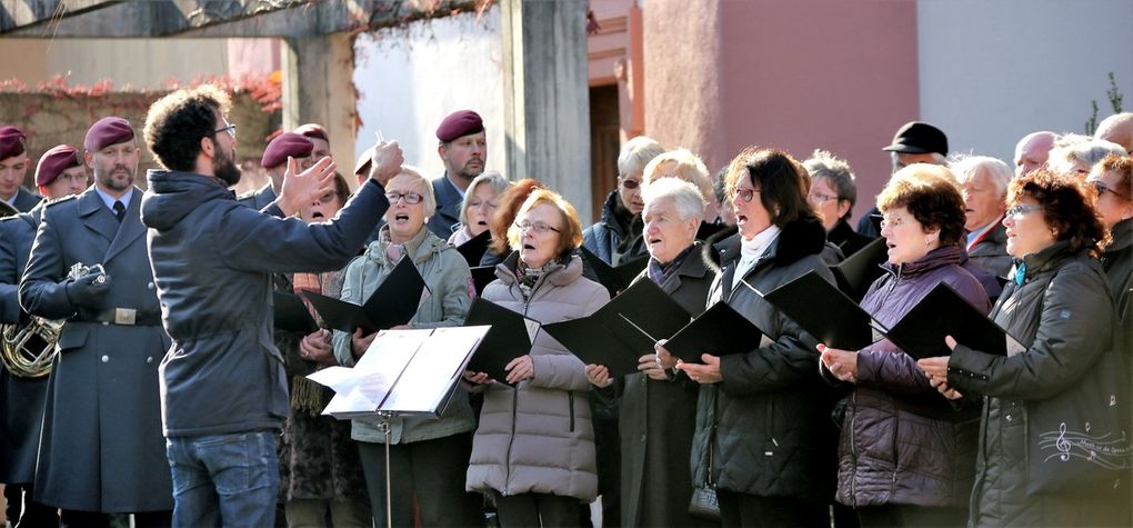 Zur würdigen Ausgestaltung der Gedenkfeier trug auch der gemischte Chor des Männergesangvereins unter der Leitung von Jochen Link mit dem irischen Segenslied "Möge die Straße uns zusammenführen" bei.