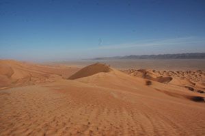 Mars 2007 - 1er traversée des ergs El Atchane et Er Raoui par une caravane chamelière et touristique. 360 km de découverte