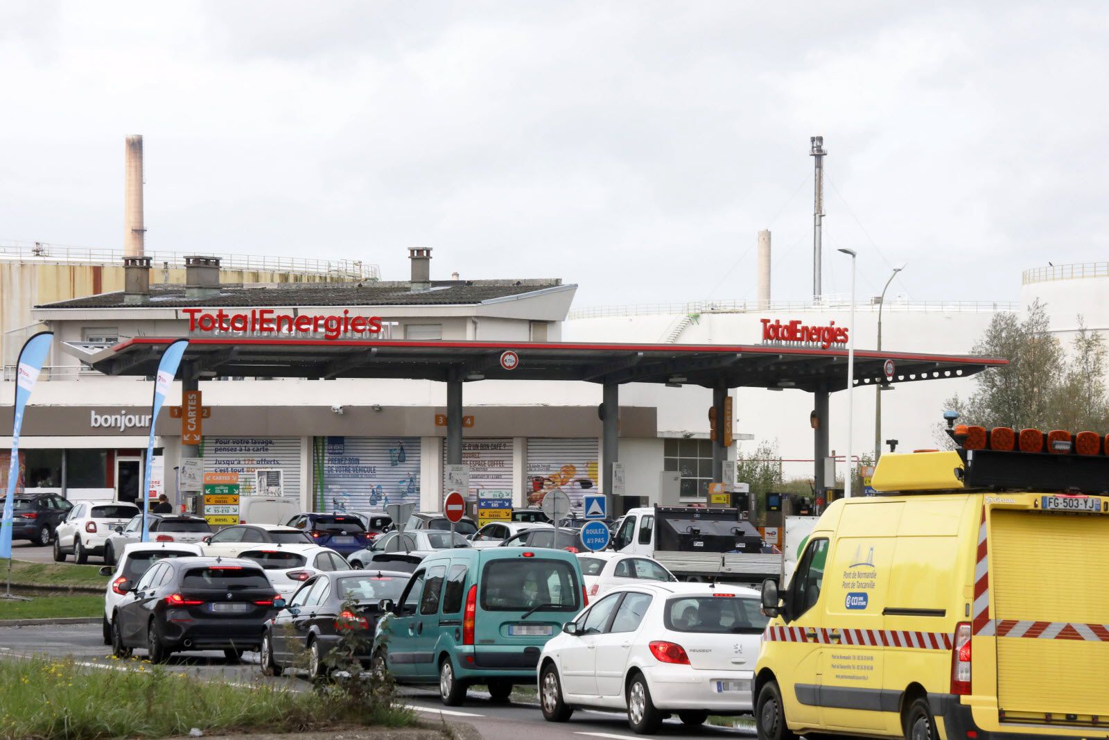 Queue à la station d'essence