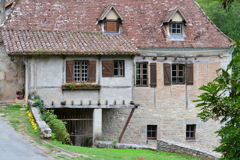 Saint- Cirq Lapopie : dép du Lot ( 46 ).