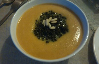 Zupa-krem dyniowa z masłem orzechowym i czarną soczewicą