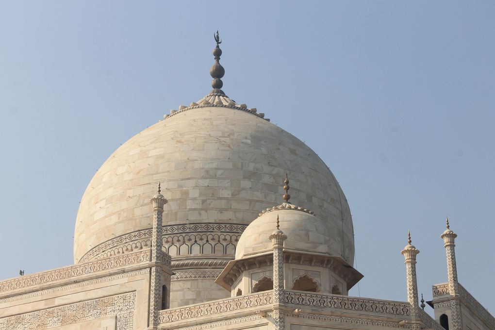 devant le Taj Mahal, derrière coule la Yamuna