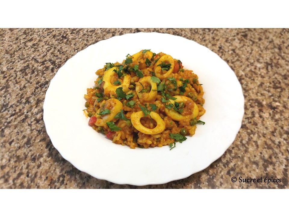 Riz aux calamars, poivrons et petits pois - Recette en vidéo