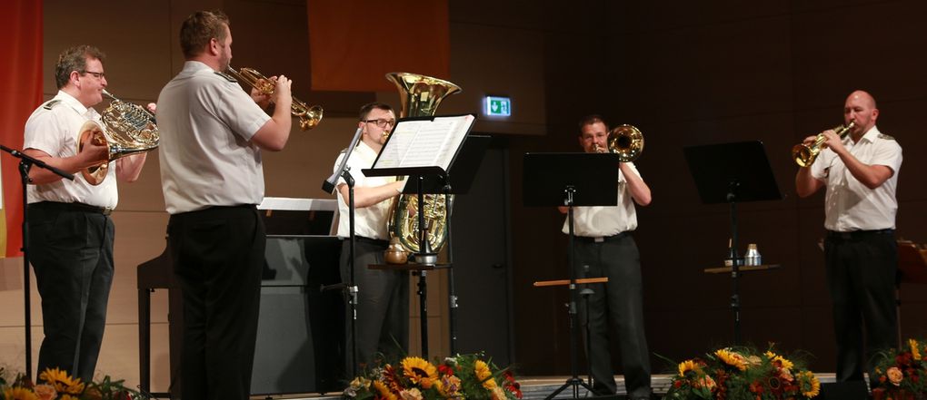 Den Konzertreigen eröffneten die Blechbläser des Musikkorps als Quintett mit der anspruchsvollen Ouvertüre aus Händels Feuerwerksmusik.  Zwei weitere Auftritte folgten, um einen Schlagzeuger zum Sextett ergänzt.