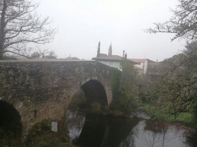 Pont romain à Furelos . Plus que 51 km ...sûrement sous la pluie . Melide et son pont romain .