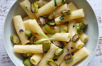 Rigatoni (pâtes) au pecorino à l'ail des ours et queues d'asperges vertes