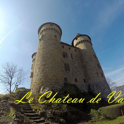 Le Château de Val à Lanobre dans le Cantal, propriété de la Corrèze