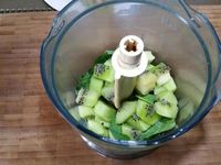 2 - Laver et sécher le menthe fraîche, la passer au mixeur avec le kiwi pelé et coupé en morceaux et le sirop d'agave. Verser le gel obtenu dans une bouteille biberon et réserver au frais.
