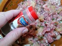 2 - Mettre le four à préchauffer th 5,5 (160°). Ciseler le persil plat et la ciboulette. Bien égoutter les lardons blanchis. Incorporer le tout au mélange de viandes, y verser un bouchon de cognac (facultatif). Bien mélanger à la main tous les ingrédients. Assaisonner avec du sel et du poivre.