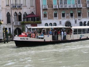 Odeur de mer, mouettes,  bruit des vaporettos et taxis circulant sur la grand canal 