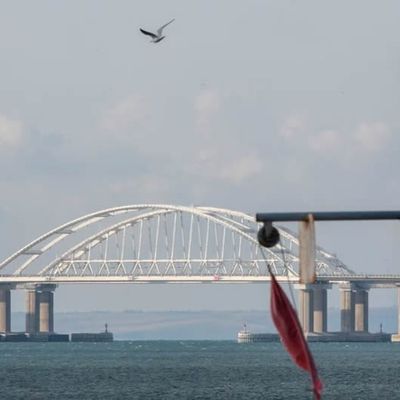 Guerre en Ukraine : le trafic suspendu sur le pont de Crimée à cause d'une "urgence"